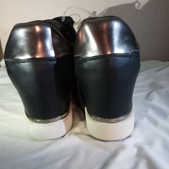 Guess - Picture 3 of 6